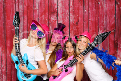 Mädchen mit Plastikgitarren - Lustiges Gruppenfoto mit Photo Booth