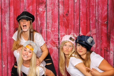 Party mit Photo Booth - Junge Mädchen mit verschiedenen Mützen und Caps