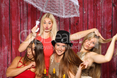 Junge Frauen machen Party und albern herum - Fotobox Party