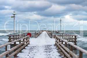 Seebrücke in Prerow an einem stürmischen Tag im Winter