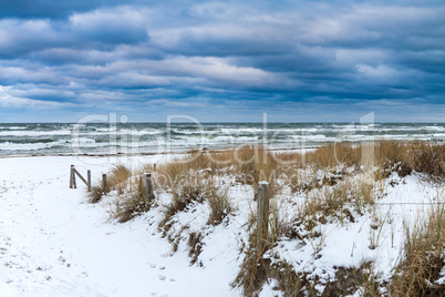 Ostseeküste in Prerow an einem stürmischen Tag im Winter