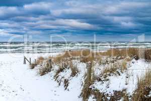 Ostseeküste in Prerow an einem stürmischen Tag im Winter