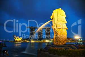 Overview of the marina bay with the Merlion