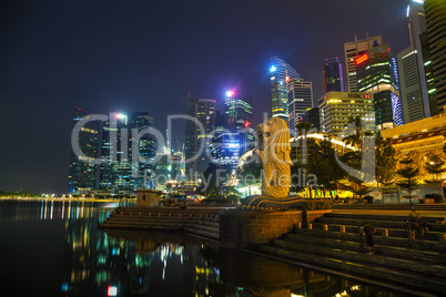 Overview of the marina bay with the Merlion in Singapore