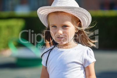 Child in white hat