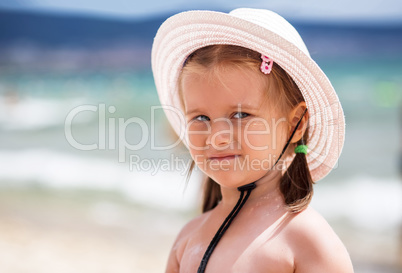 Child in white hat