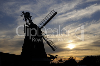 Windmühle mit Abendhimmel