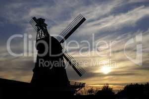 Windmühle mit Abendhimmel