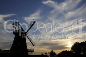 Windmühle mit Abendhimmel