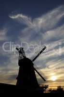 Windmühle mit Abendhimmel