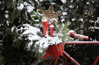 Dekoriertes Fahrrad im Winter