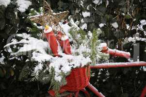 Rotes Fahrrad mit Weihnachtsschmuck