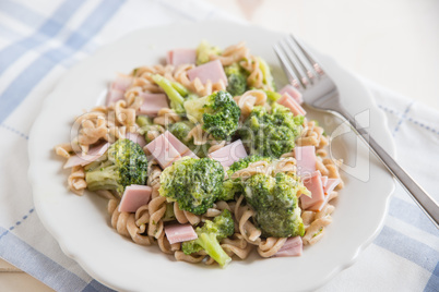 Pasta mit Brokkoli und Schinken