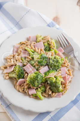 Pasta mit Brokkoli und Schinken