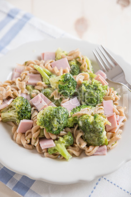 Pasta mit Brokkoli und Schinken