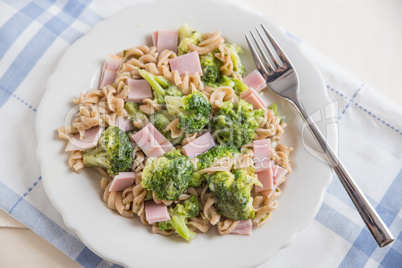 Pasta mit Brokkoli und Schinken