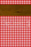 Holzbrett mit Tischdecke rot weiß