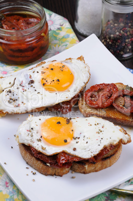 Sandwich with dried tomatoes and egg