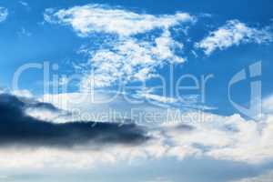 Turbulente Aussichten - Dramatischer Wolkenhimmel aus dunklen Wolken und strahlendem Blau