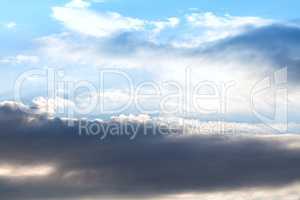 Turbulente Aussichten - Dramatischer Wolkenhimmel aus dunklen Wolken und strahlendem Blau