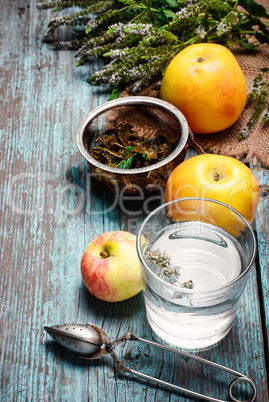 Tea with mint and apples