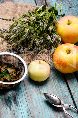 Tea with mint and apples