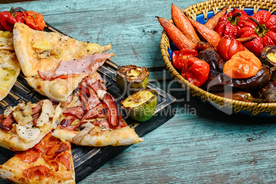 La carte pizza on cutting board