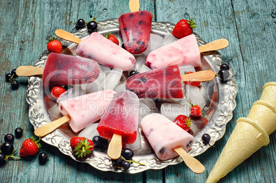 Ice cream,currant and strawberry