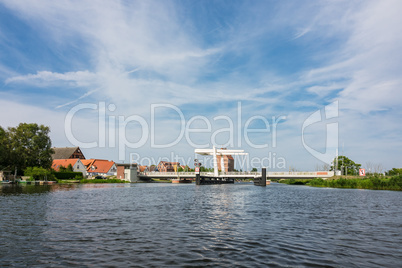 Blick über die Peene auf die Stadt Loitz