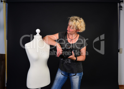 Fotografin im Fotostudio