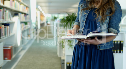 Eine junge Frau in der Bibliothek