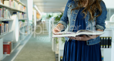 Eine junge Frau in der Bibliothek