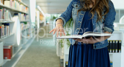 Eine junge Frau in der Bibliothek