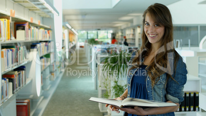 Eine junge Frau in der Bibliothek