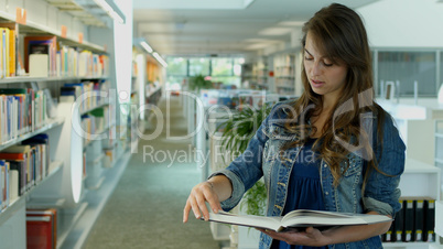 Eine junge Frau in der Bibliothek