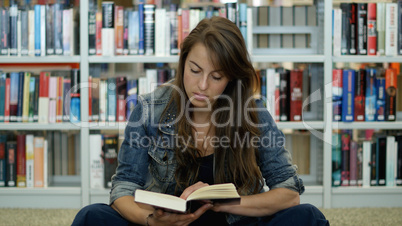 Eine junge Frau in der Bibliothek