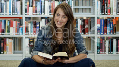 Eine junge Frau in der Bibliothek