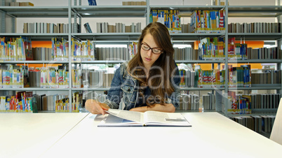 Eine junge Frau in der Bibliothek