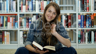 Eine junge Frau in der Bibliothek