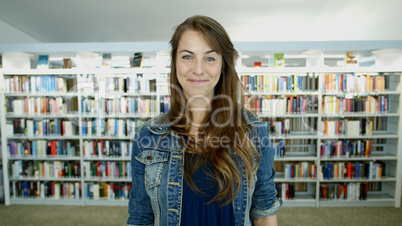 Eine junge Frau in der Bibliothek