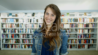 Eine junge Frau in der Bibliothek