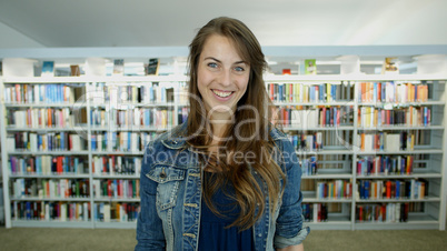 Eine junge Frau in der Bibliothek