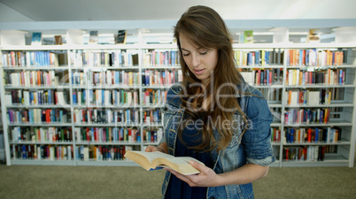 Eine junge Frau in der Bibliothek