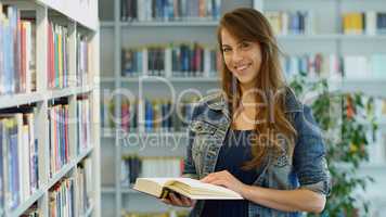 Eine junge Frau in der Bibliothek