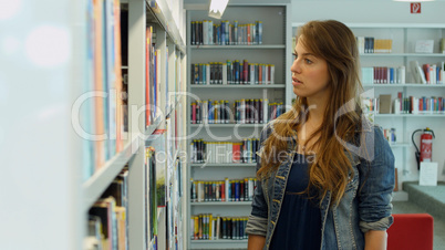 Eine junge Frau in der Bibliothek