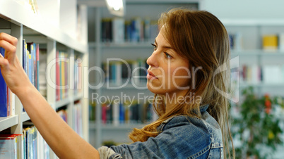 Eine junge Frau in der Bibliothek