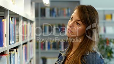 Eine junge Frau in der Bibliothek