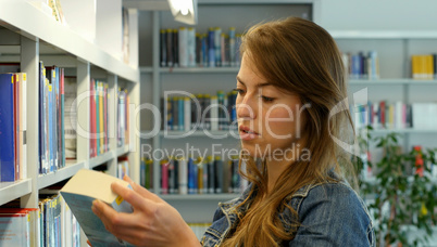 Eine junge Frau in der Bibliothek