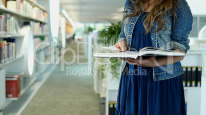 Eine junge Frau in der Bibliothek