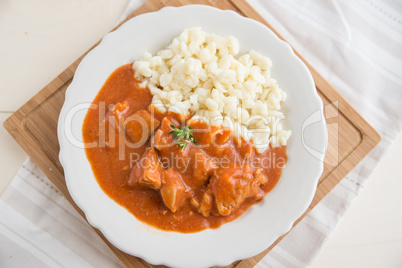 Gulasch mit Nockerl